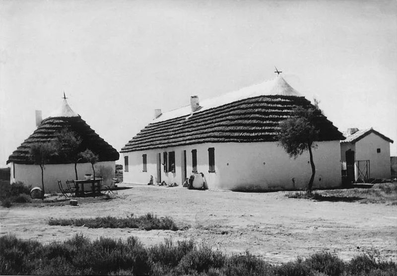 Cabane de gardian et mas traditionnel